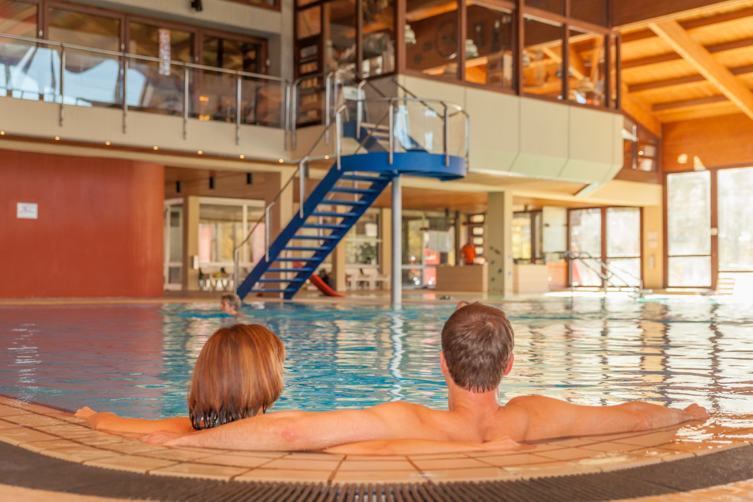 inzell-indoor-leute-badepark-schwimmen