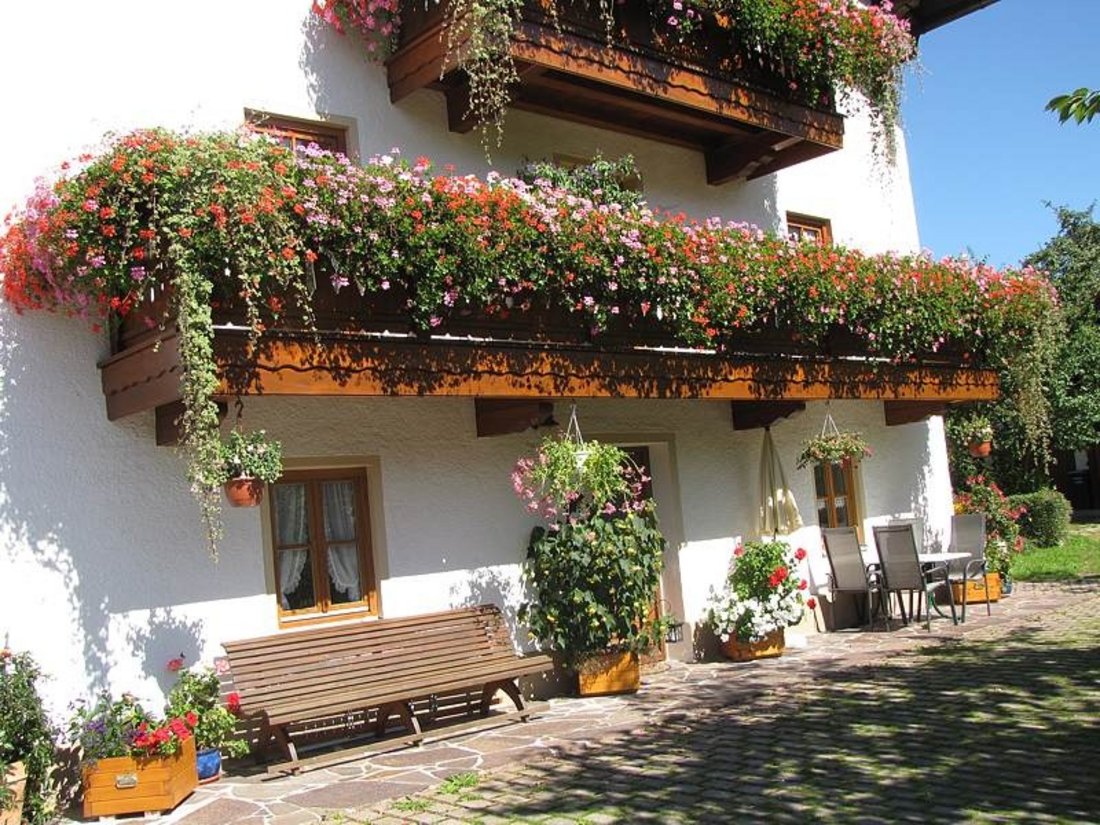 traditioneller bayerischer Blumenschmuck ziert unser Haus