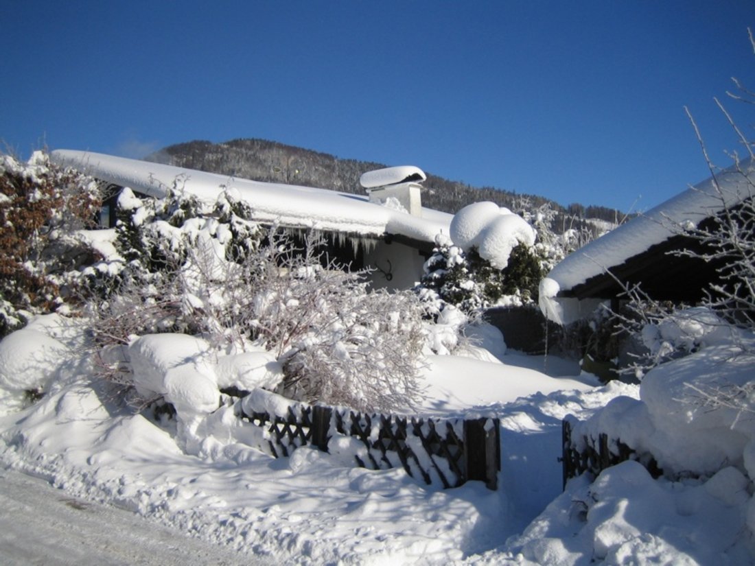 Außenansicht Haus im Winter
