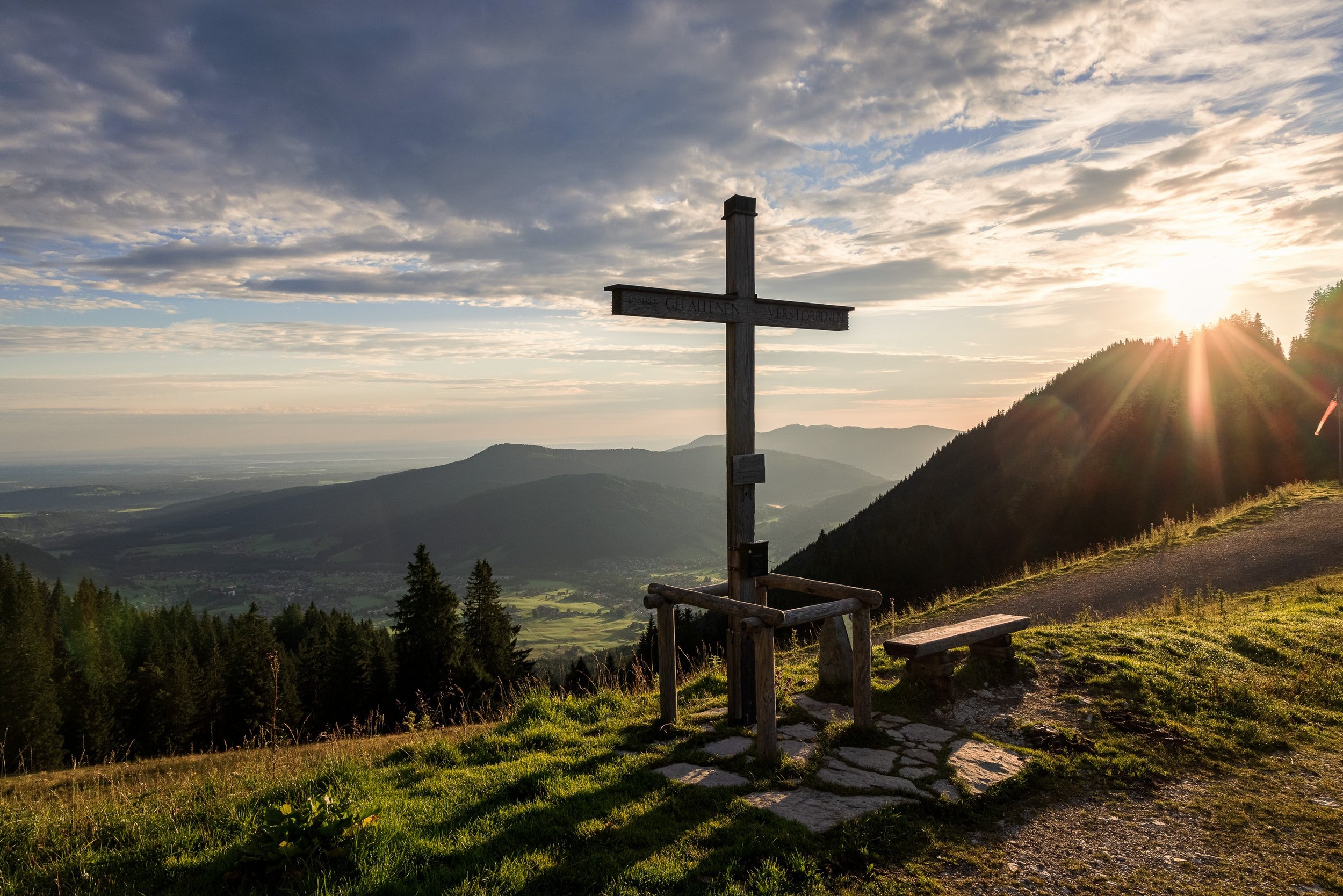 Kreuz an der Bergwacht Hütte