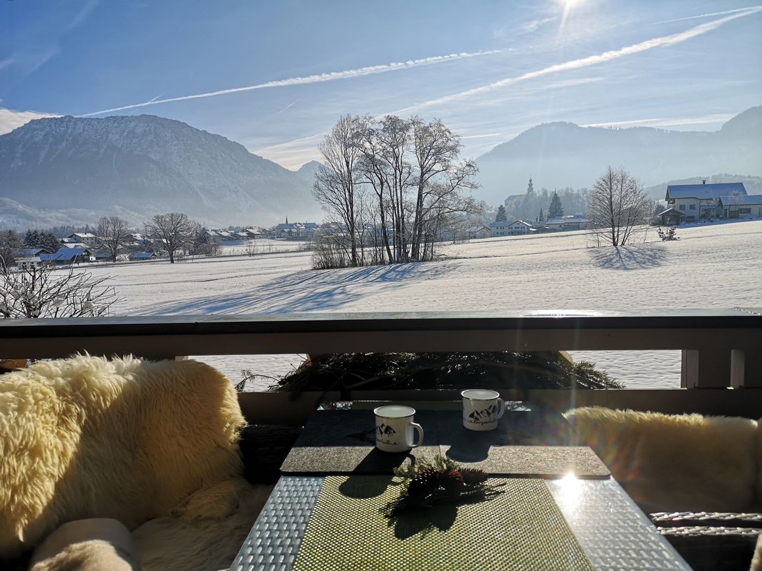 Aussicht vom Balkon auf die Berge in Bayern im Winter