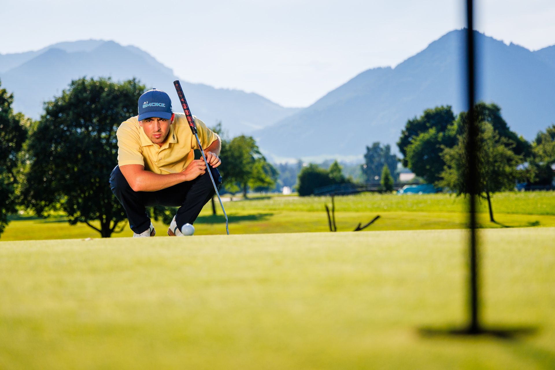 Golf schaut Richtung Loch