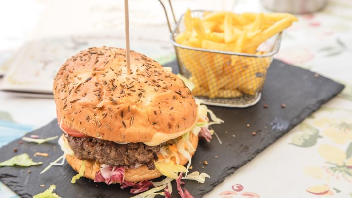 Burger und Pommes