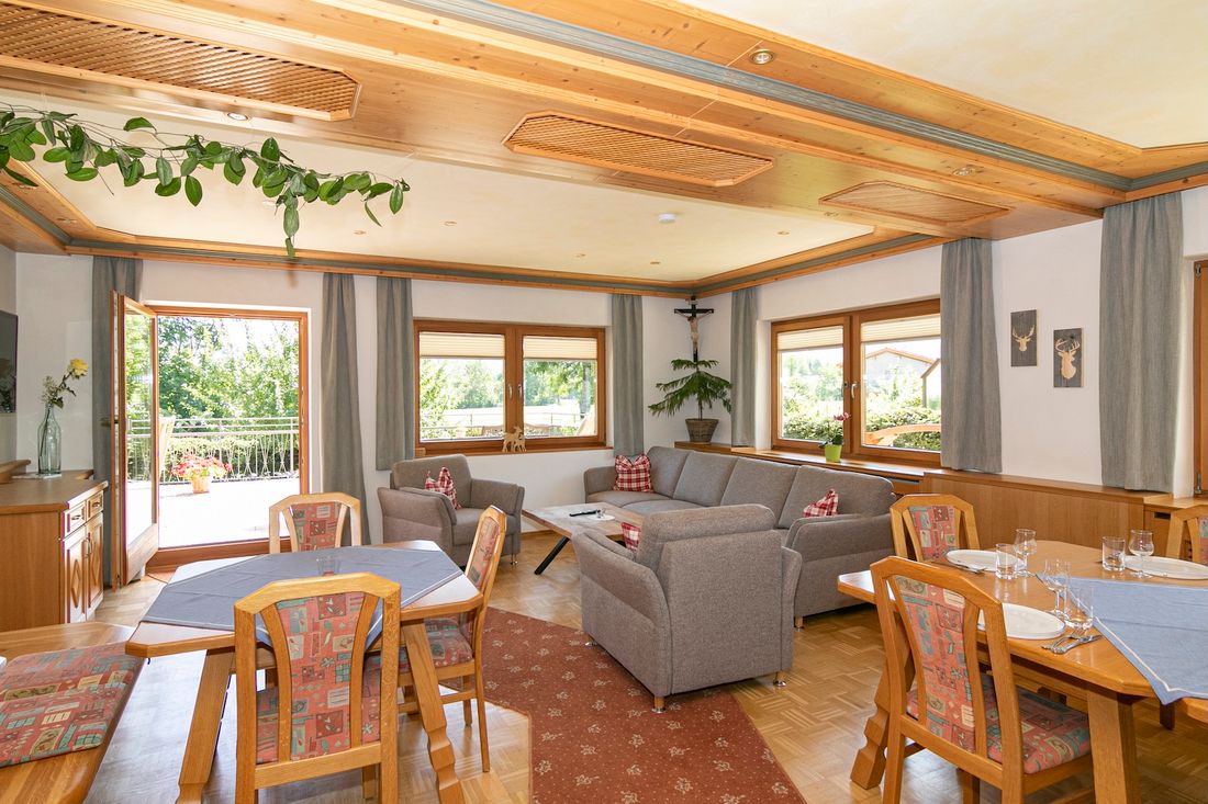 Ferienhaus Ostara, Ess- und Wohnzimmer