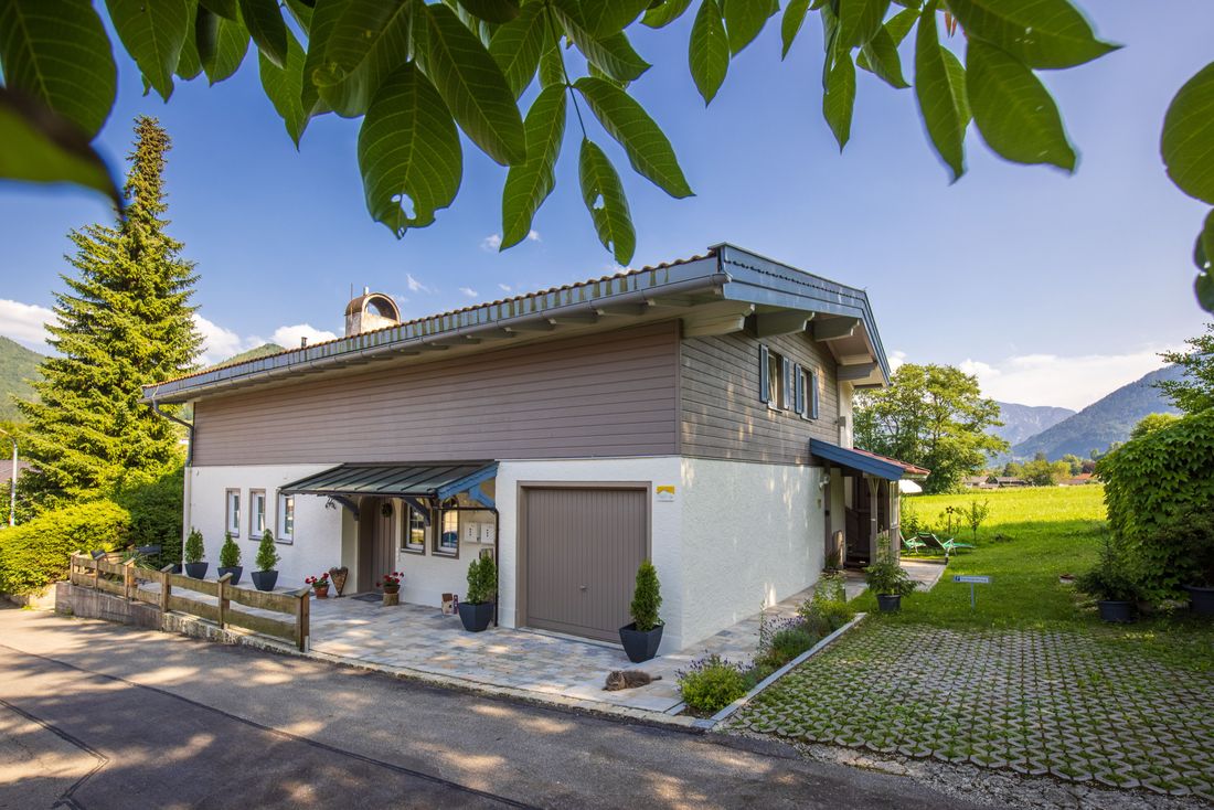 Haus-Ansicht mit Gäste-Parkplatz und Aufgang zur Ferienwohnung