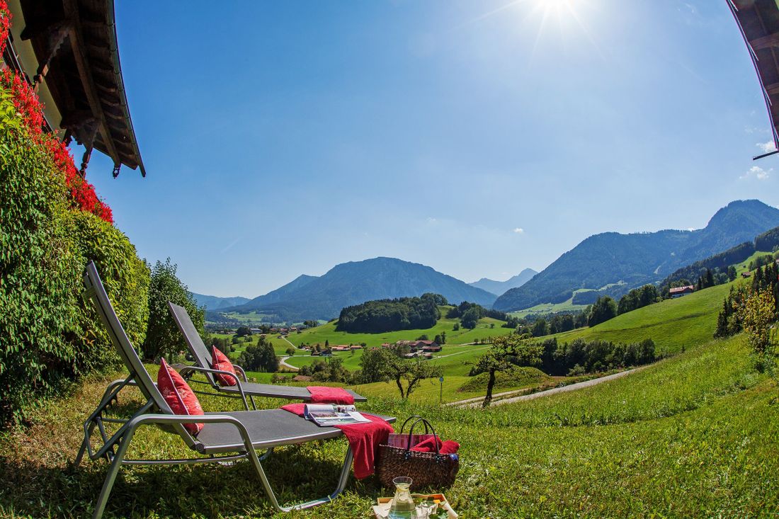 Liegestühle und Blick auf die Berge