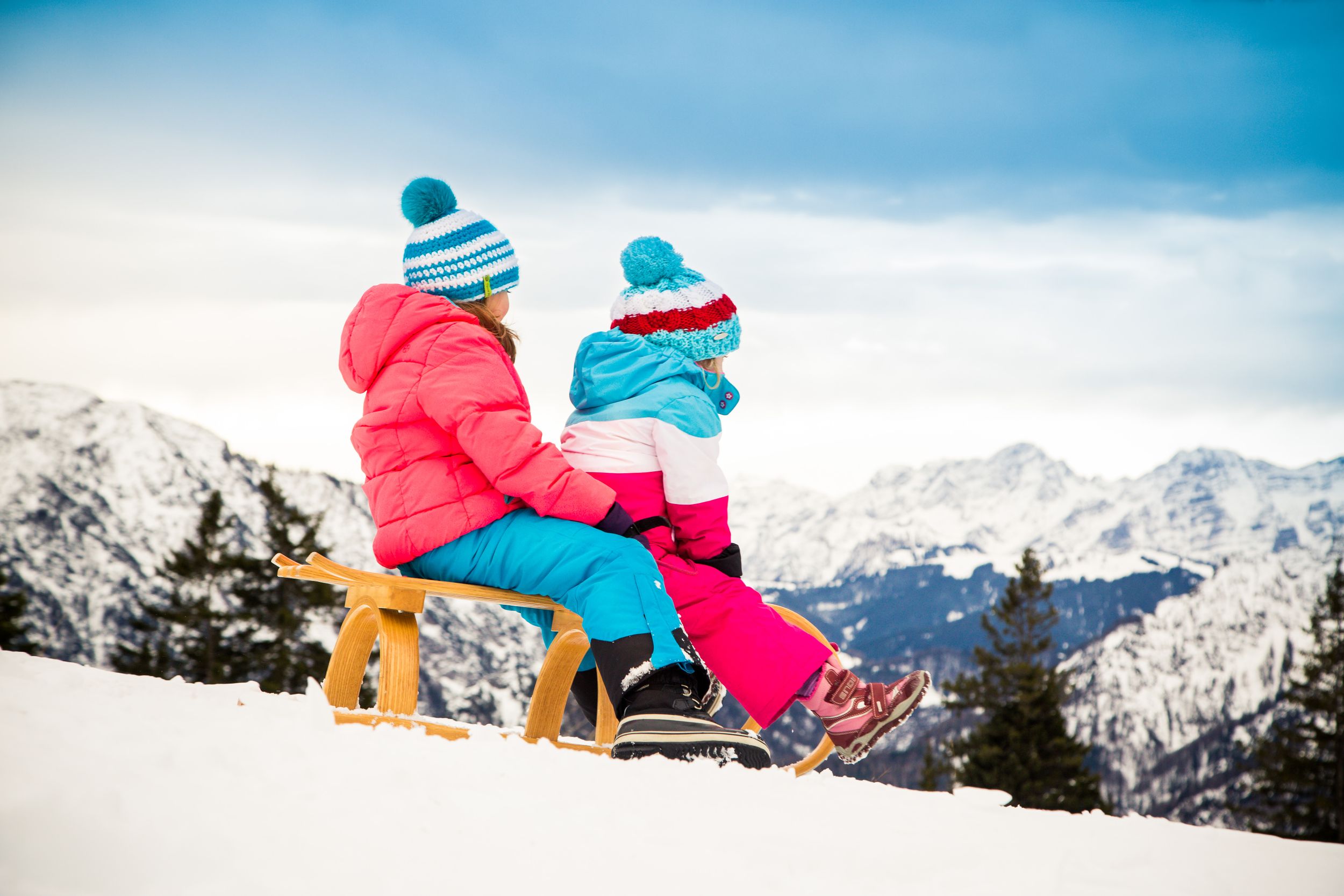 Kinder fahren Schlitten am Unternberg