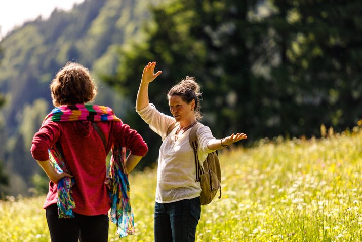 Hildegard Ringsgwandl bei einem Kraftort