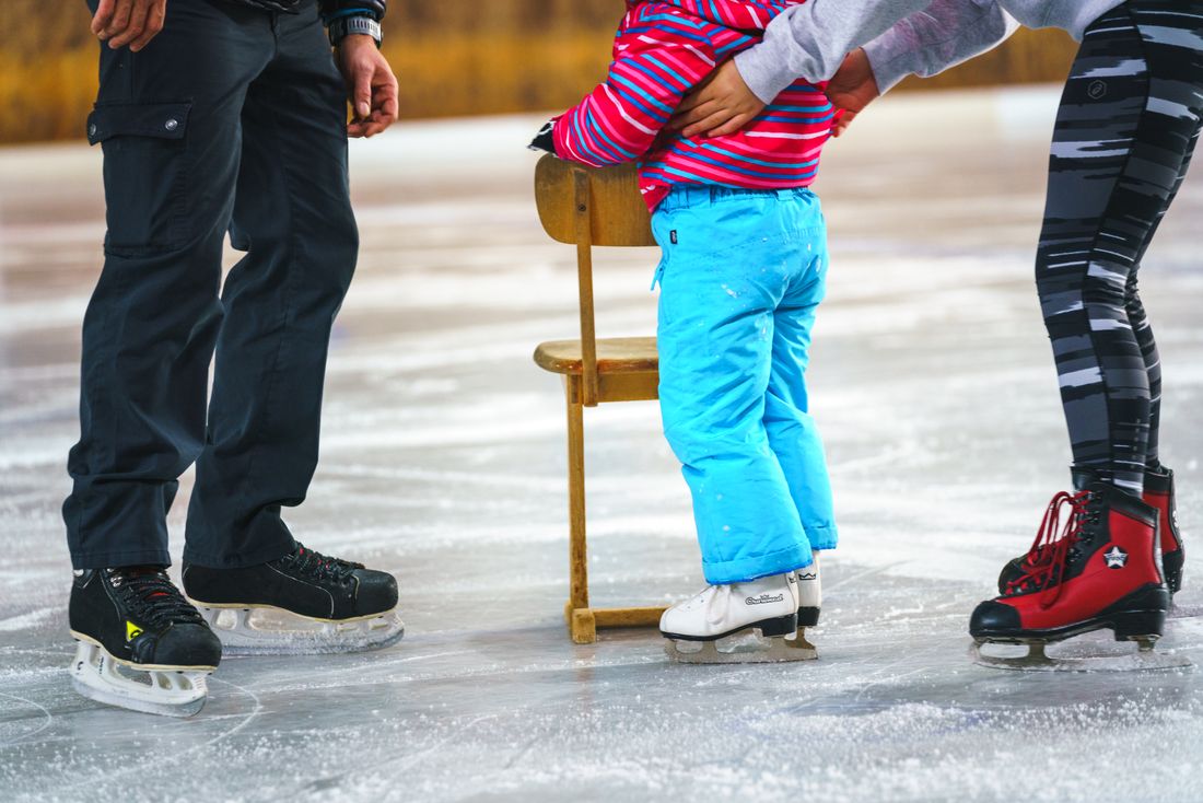 Familie beim Eislaufen