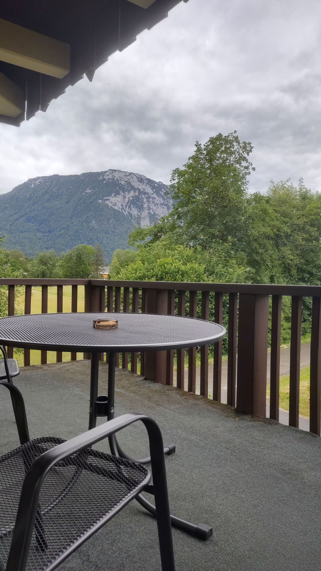 Balkon mit Bergblick.