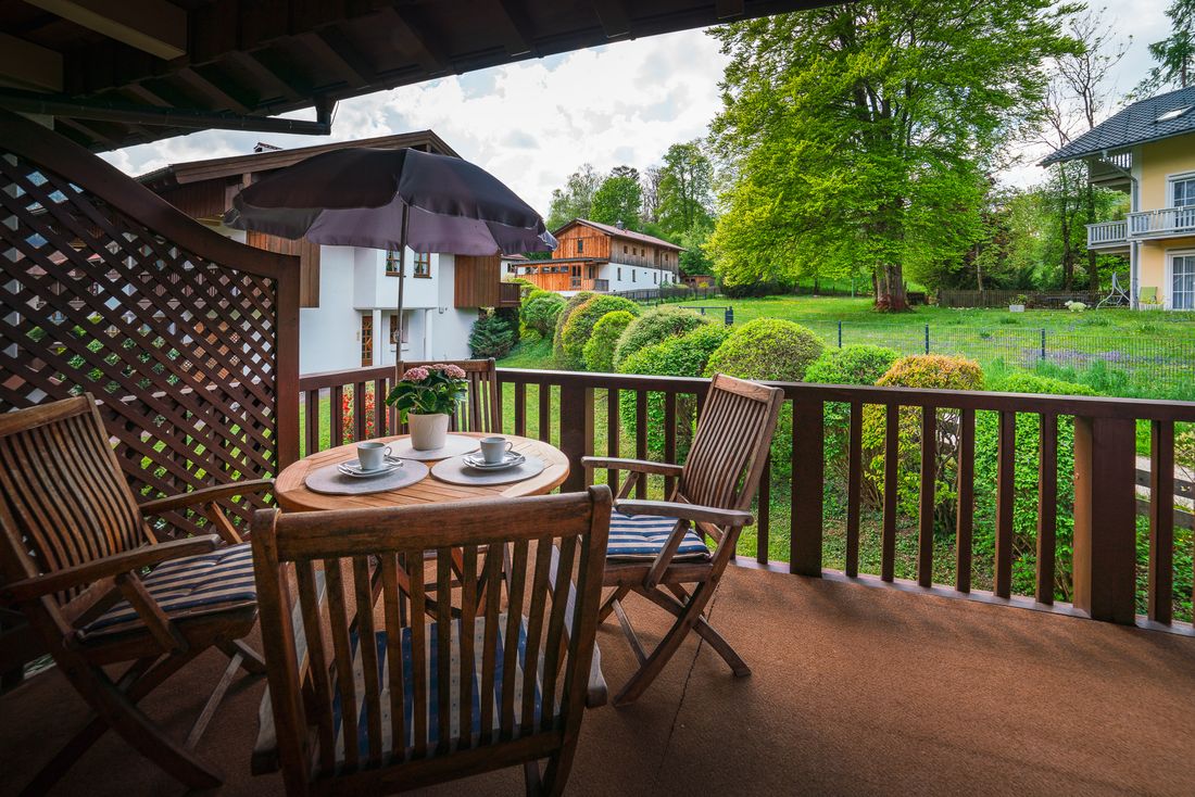 gemütlicher, großer und überdachter Balkon