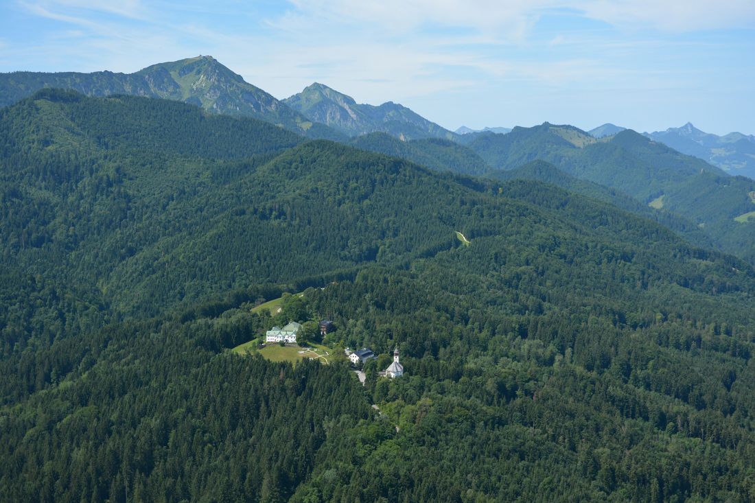 Kloster versteckt im Wald
