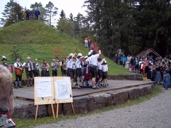 zu-almkirta_kindertanzgruppe-beim-almkirta2018-im-hkm_bildnachweis-hkm-schmid