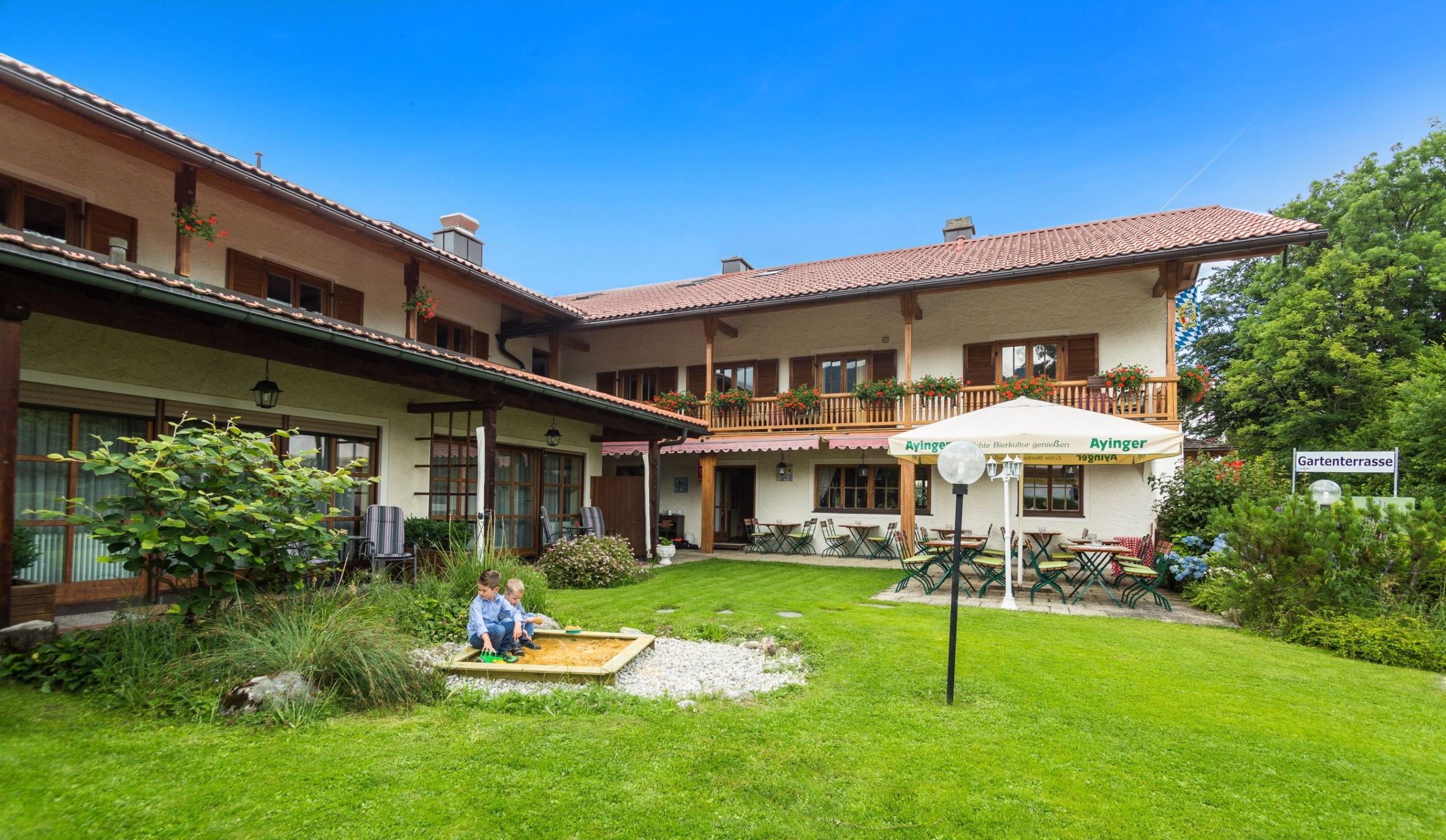 Terrasse mit Spielplatz