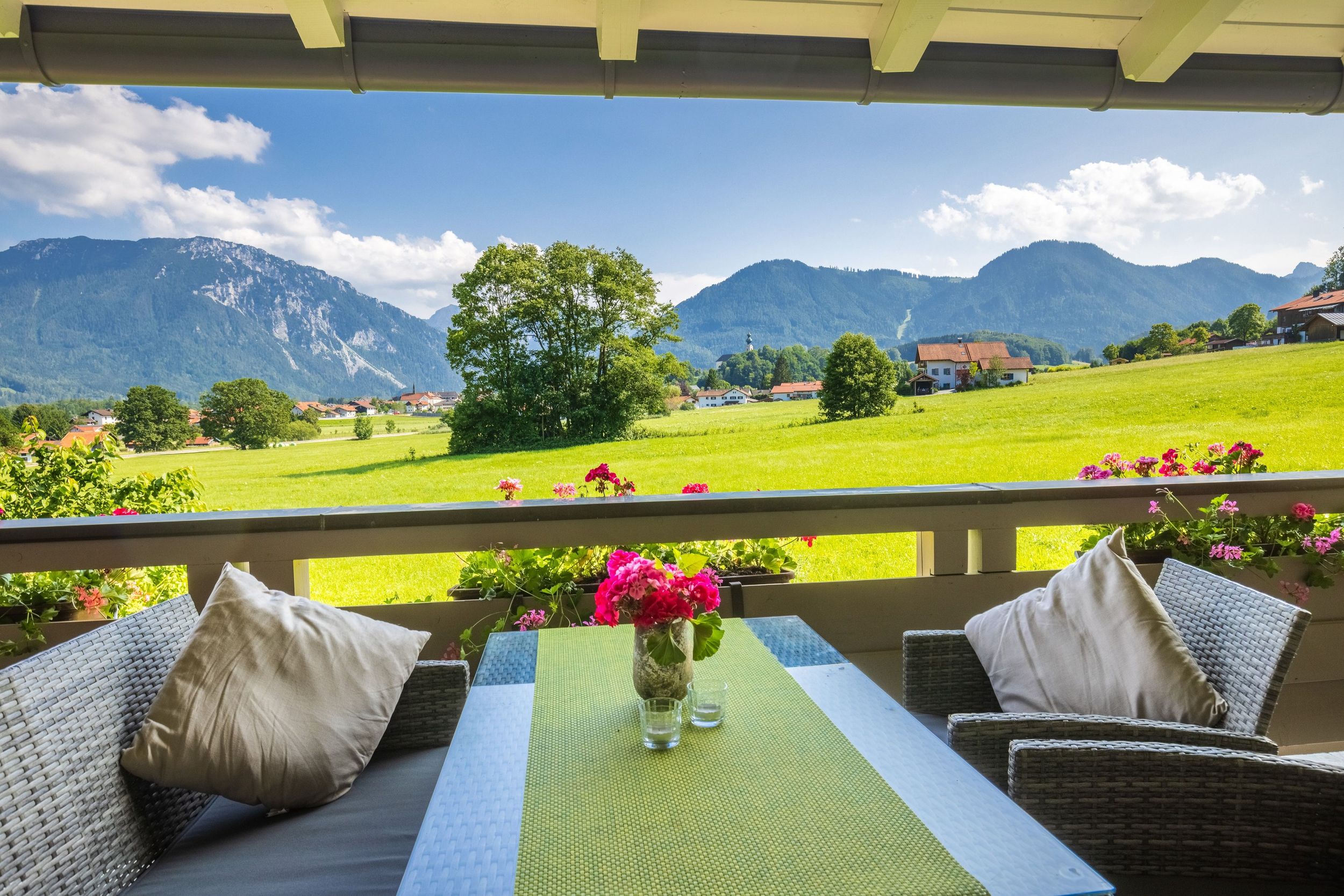 Aussicht vom eigenen Balkon auf die Ruhpoldinger  Berge im Sommer