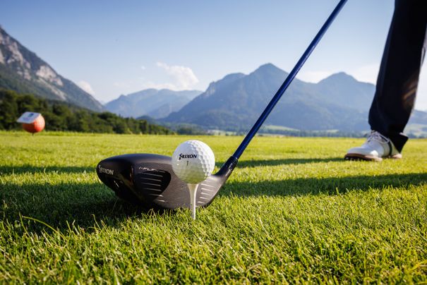 Golfball und Golfschläger