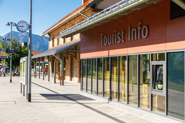 Bahnhof mit Tourist Info Ruhpolding