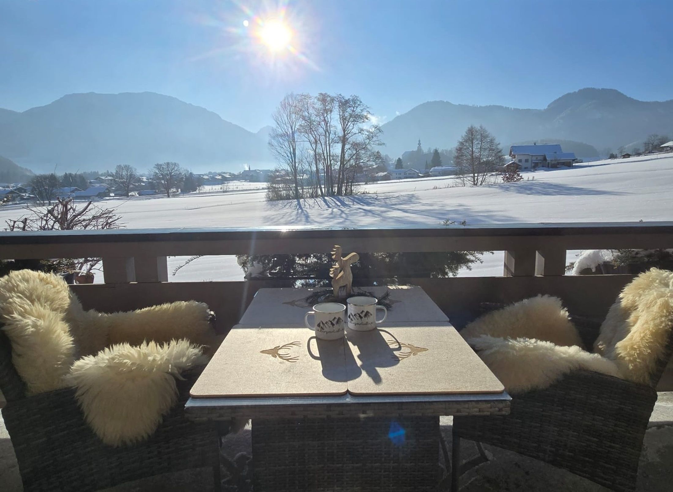 Berg Panorama-Blick vom gemütlichen Balkon der Ferienwohnung Hörndlwand in Ruhpolding auf die Winterlandschaft