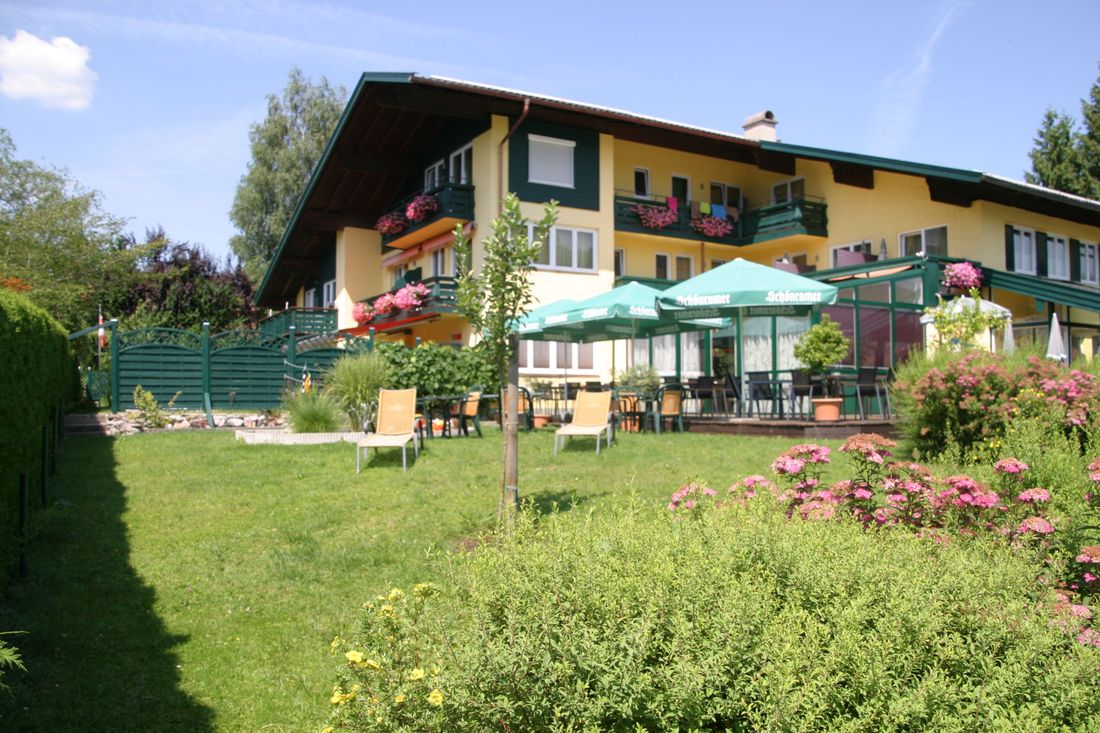 Restaurant-Terrasse mit Liegewiese