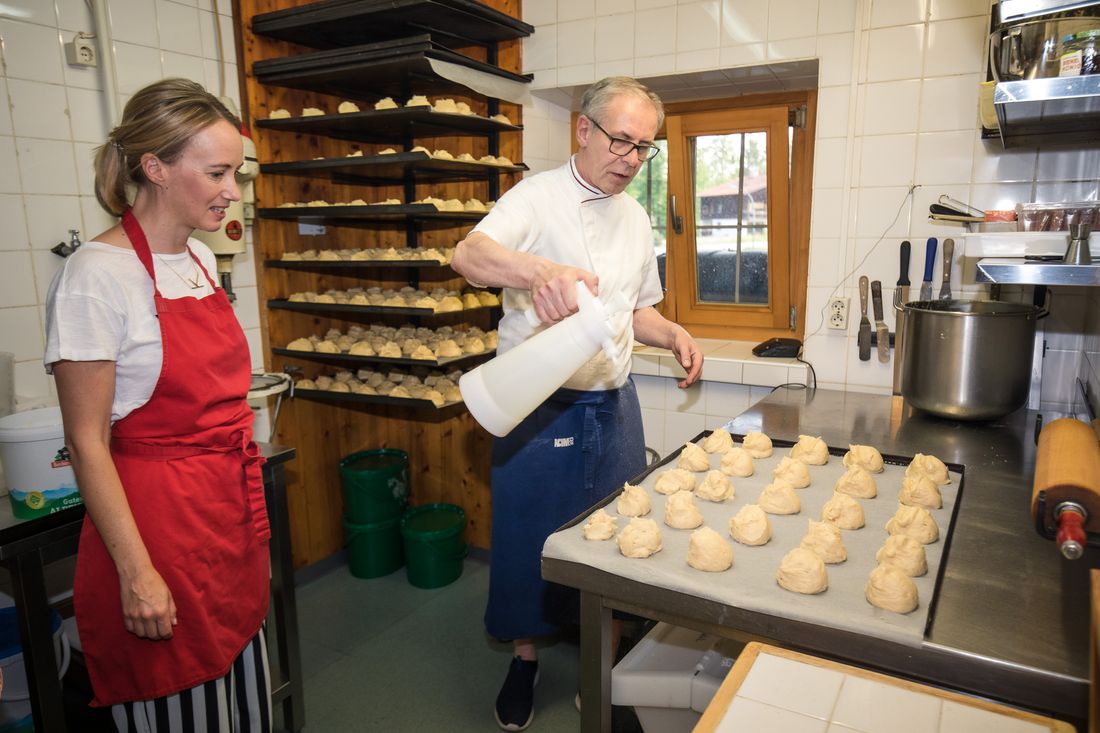 Die Windbeutel werden mit Wasser besprüht
