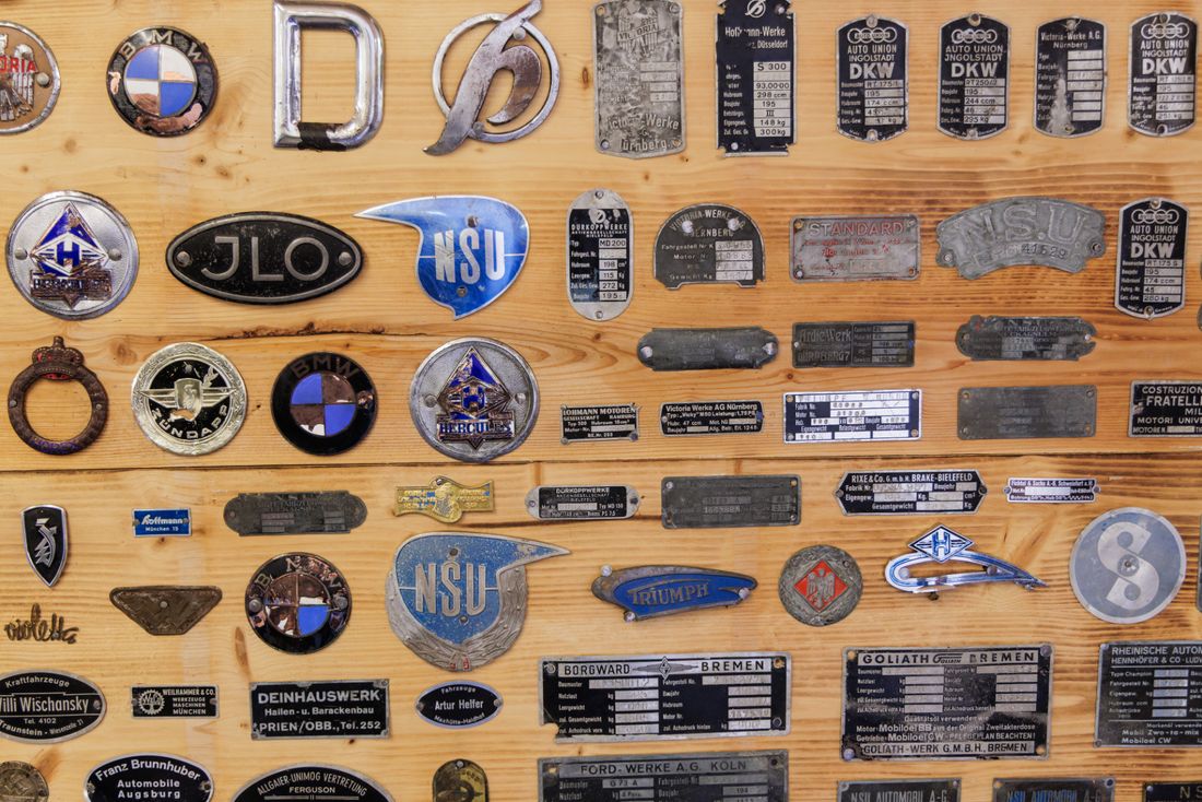 Embleme und Kennzeichnungsmarken