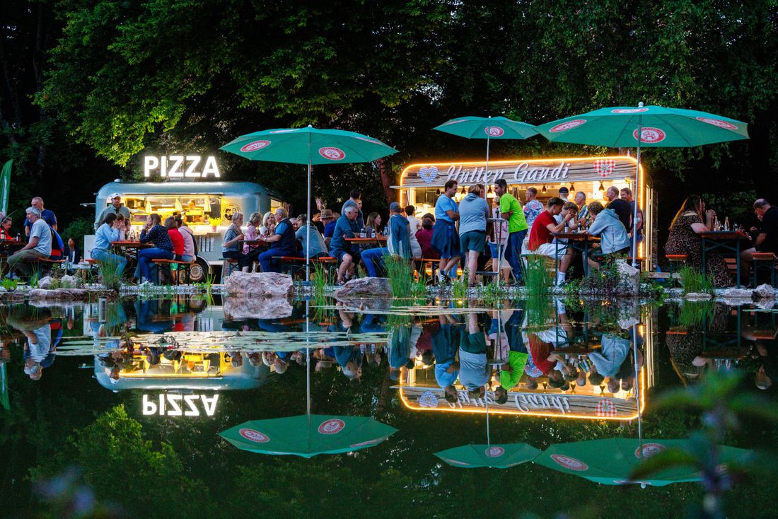 Foodtrucks in der Dämmerung