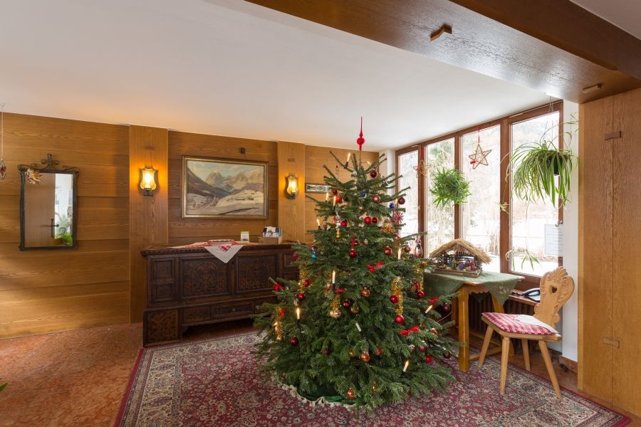 Festlich geschmückter Weihnachtsbaum im Eingangsbereich