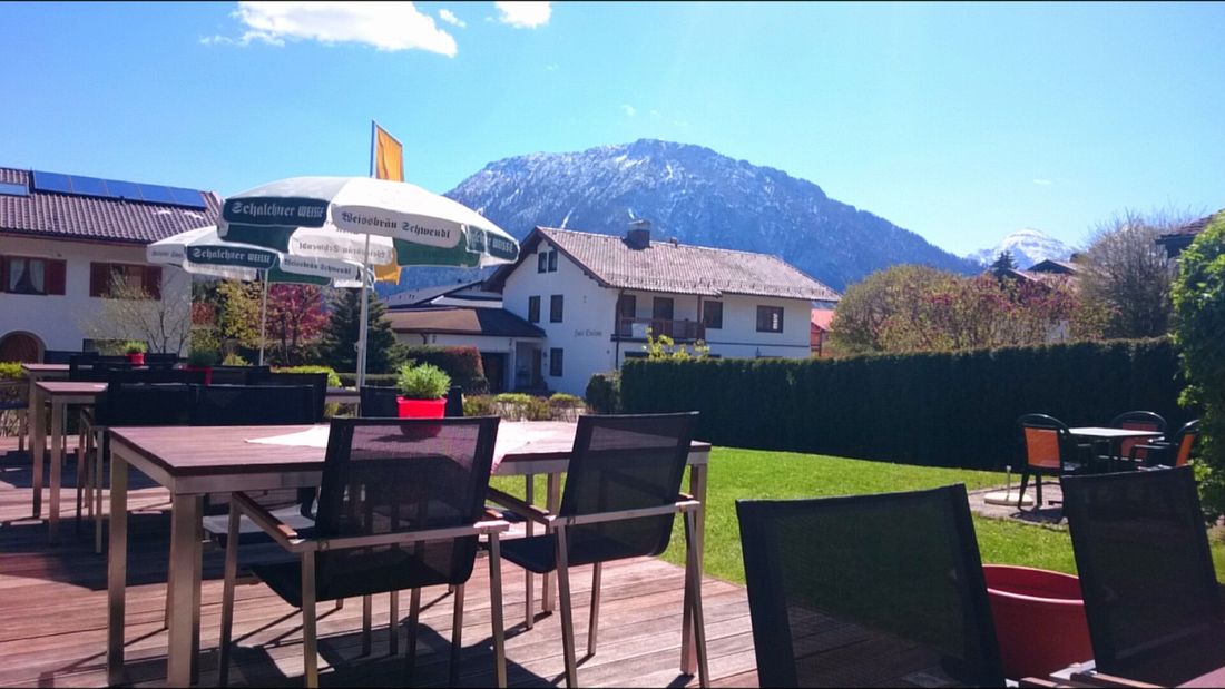 Auf unserer Sonnen-Terrasse mit Bergblick können Sie den Tag beginnen