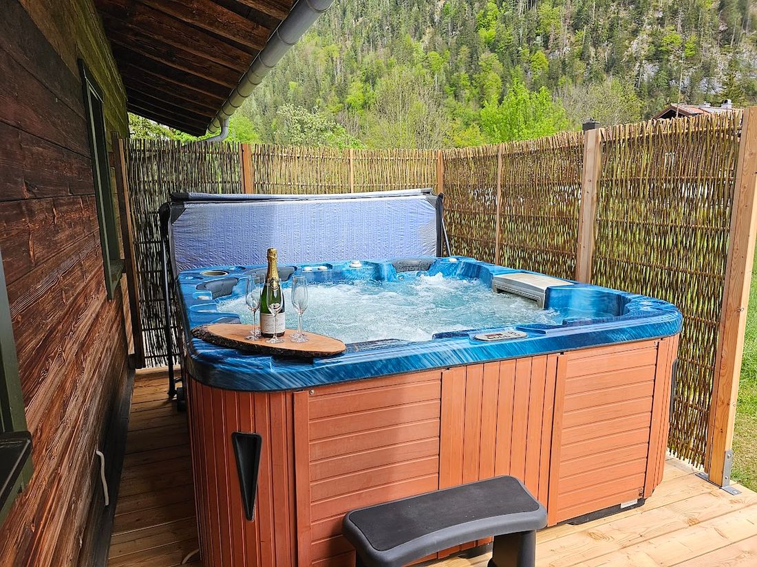 Whirlpool auf der eigenen Terrasse. Ganzjährig nutzbar. Bei allen Chalets verfügbar.