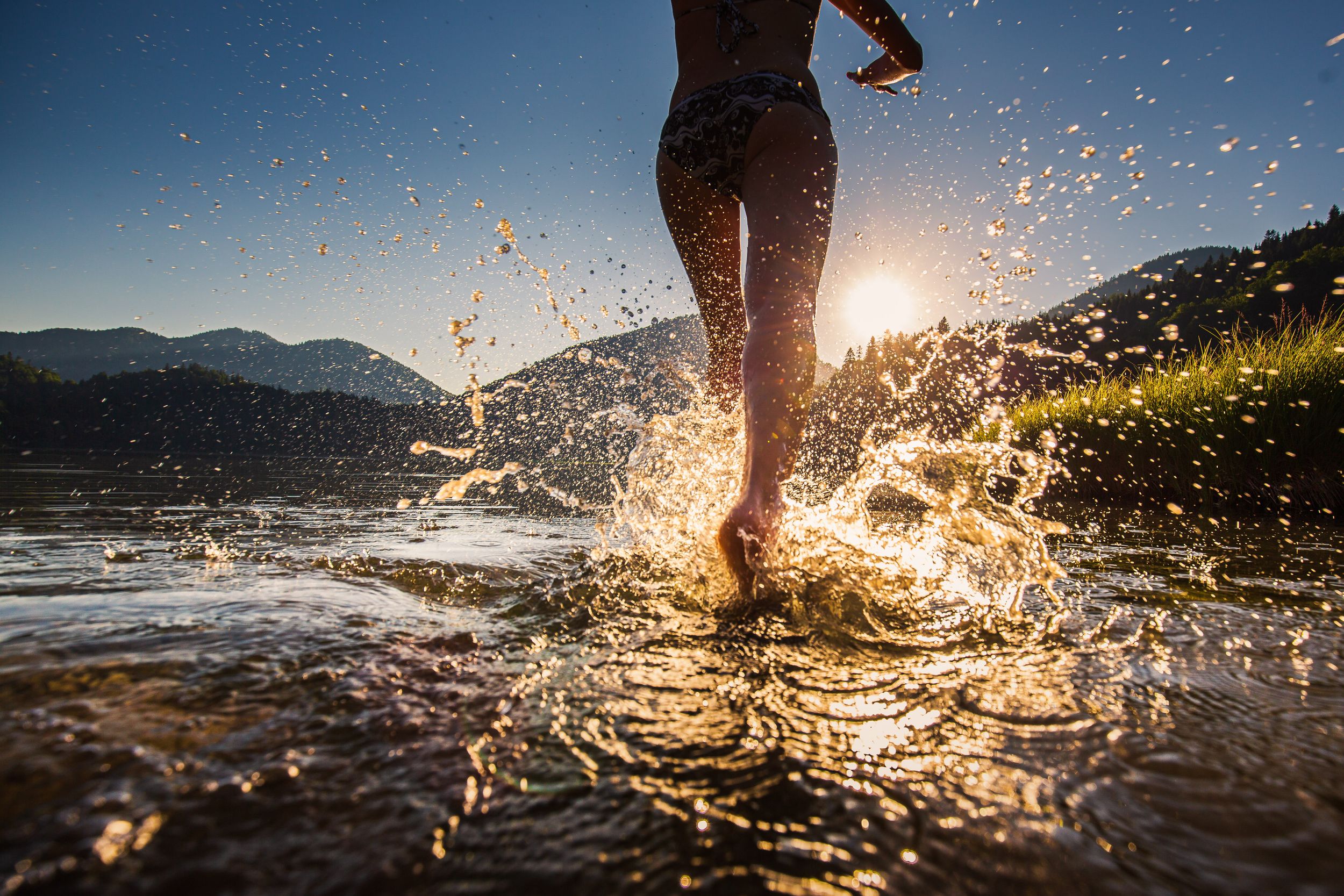 Frau läuft in den Weitsee