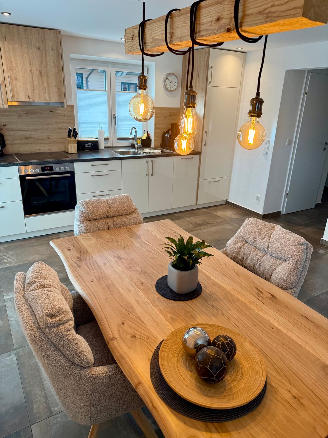 Esstisch in der offenen Küche