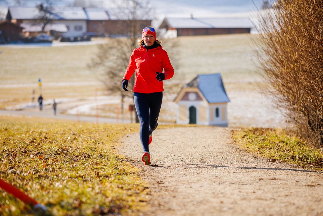 Winterjoggen vorbei an einer Kapelle