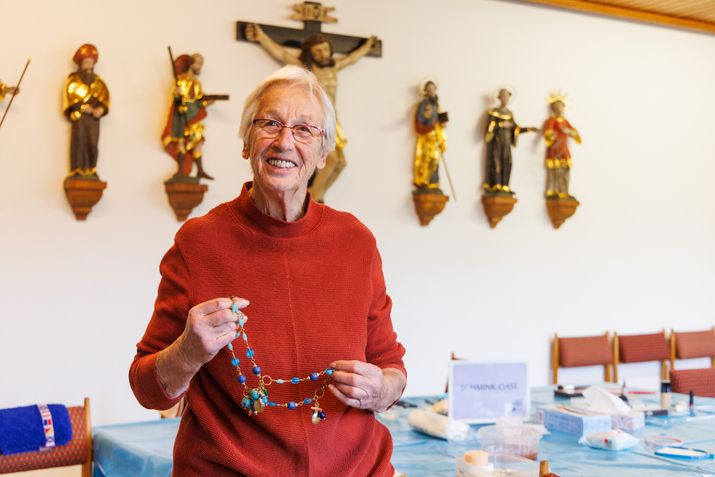 Evi, die Schneiderin der Gewänder.