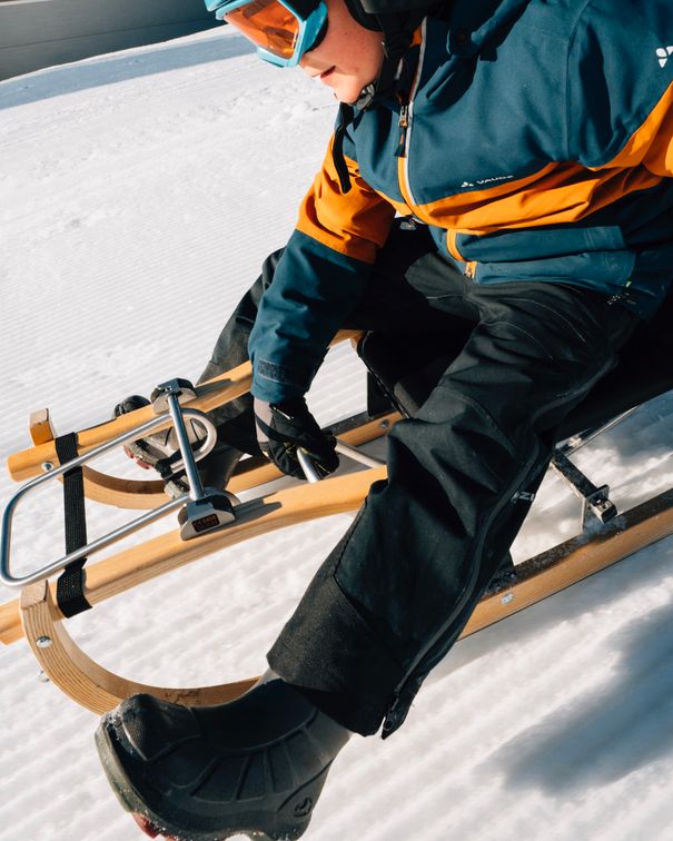 bergauf-rodeln-schlitten-kind-ruhpolding-chiemgau