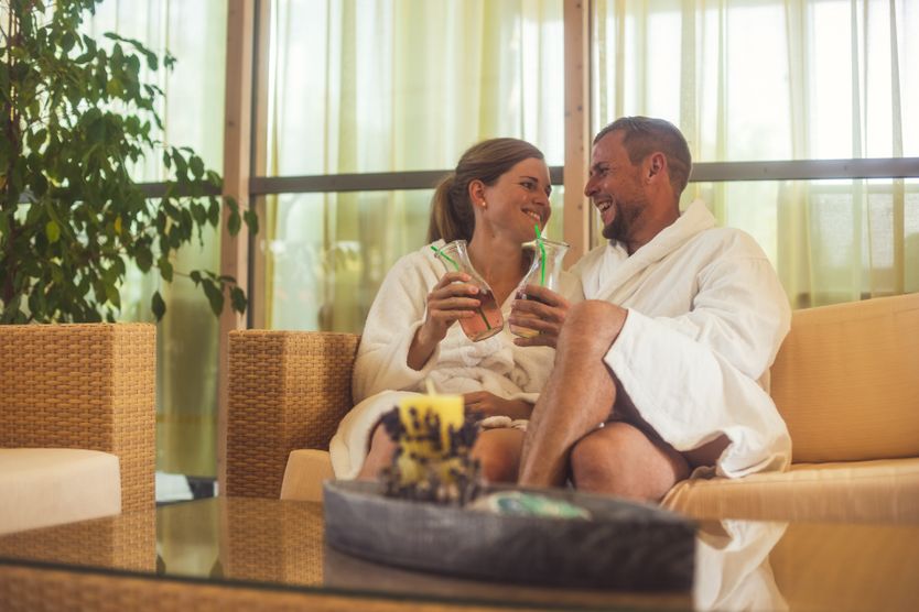 Paar stoßt auf einen Abend im Vita Alpina an.