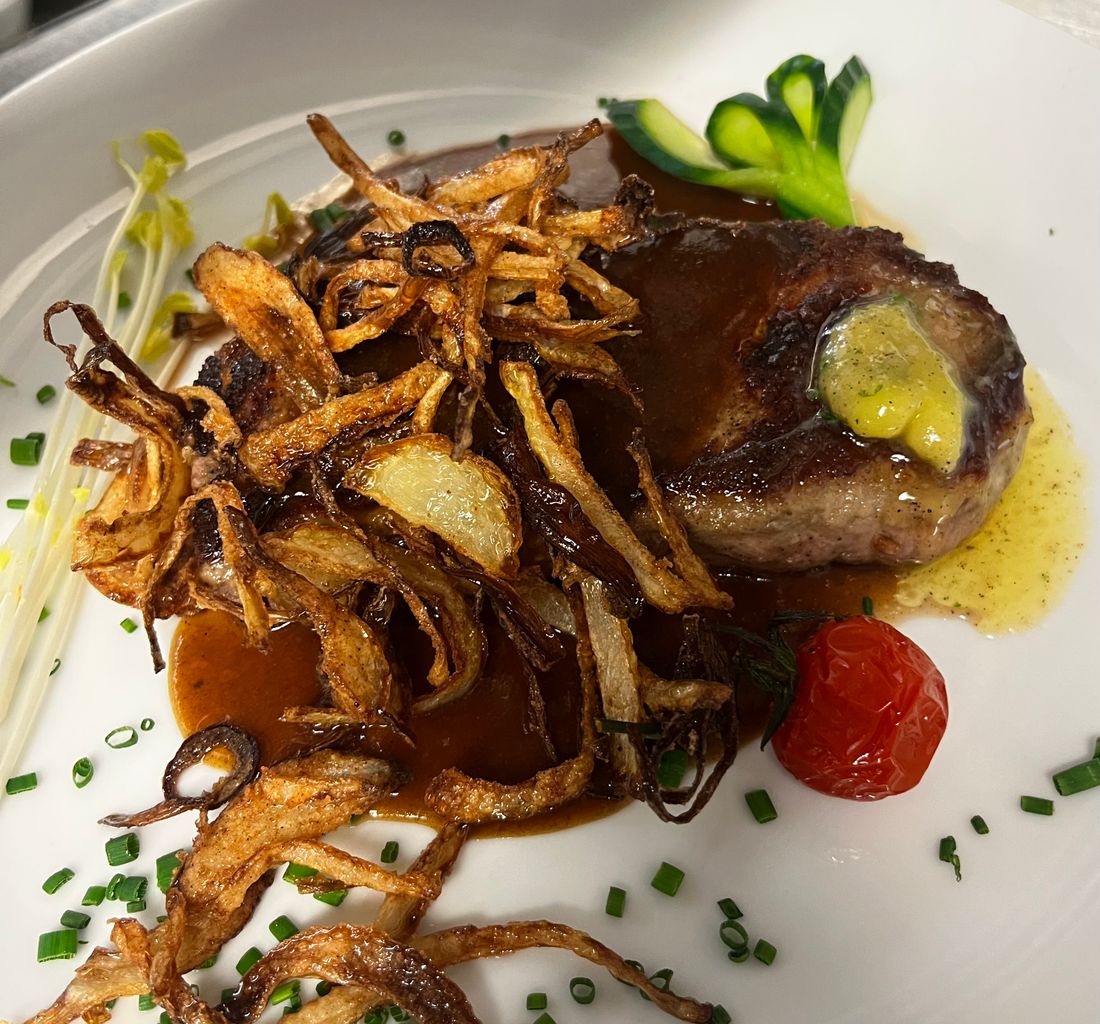 Gebratenes Rindersteak mit Röstzwiebeln