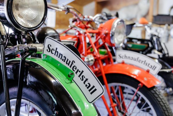 Oranges und Grünes Motorrad