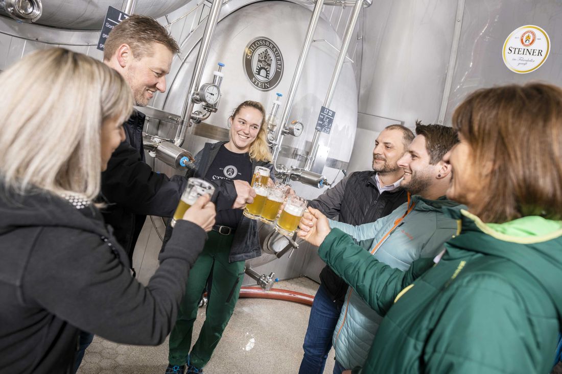 Anstoßen beim Zwickeln in der Schlossbrauerei Stein