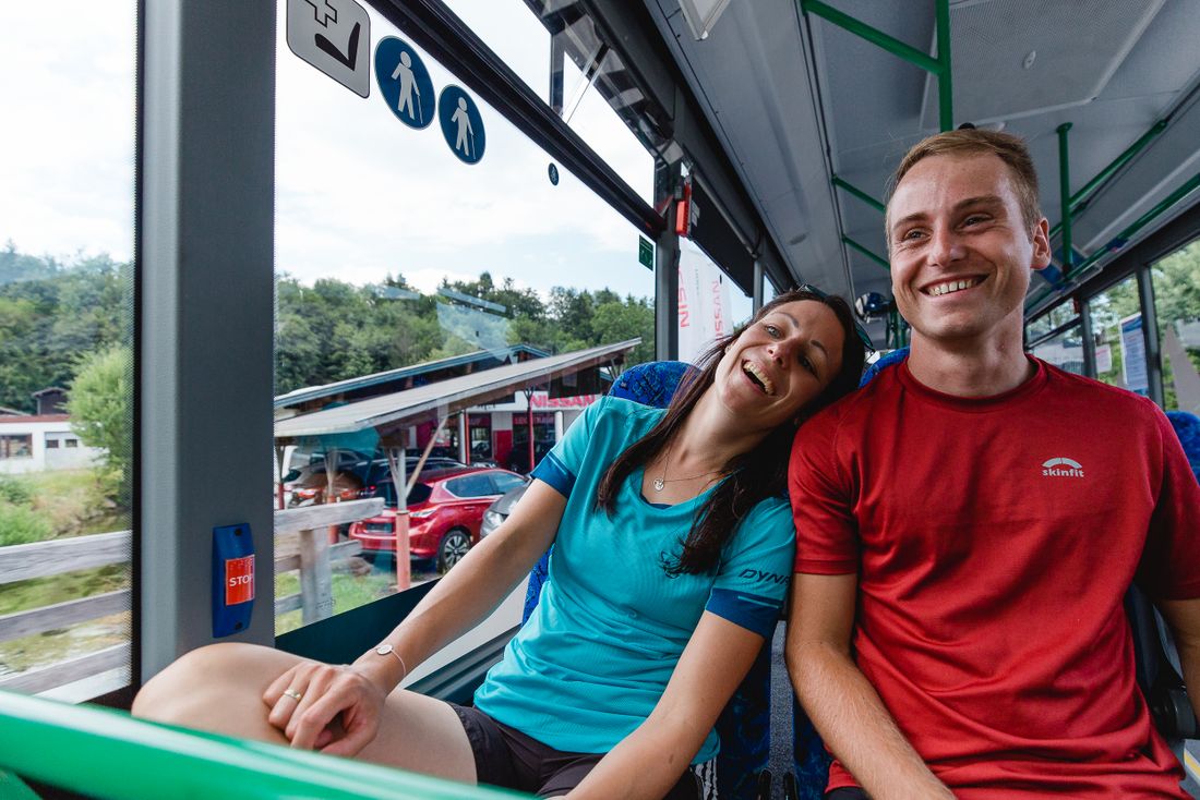 Gäste freuen sich auf die fahrt mit der Dorflinie