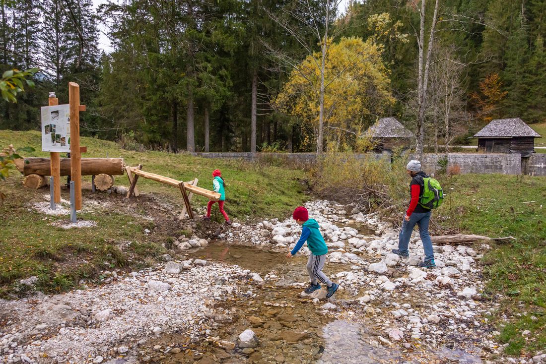 Das Wasser in den Brunnen pumpen