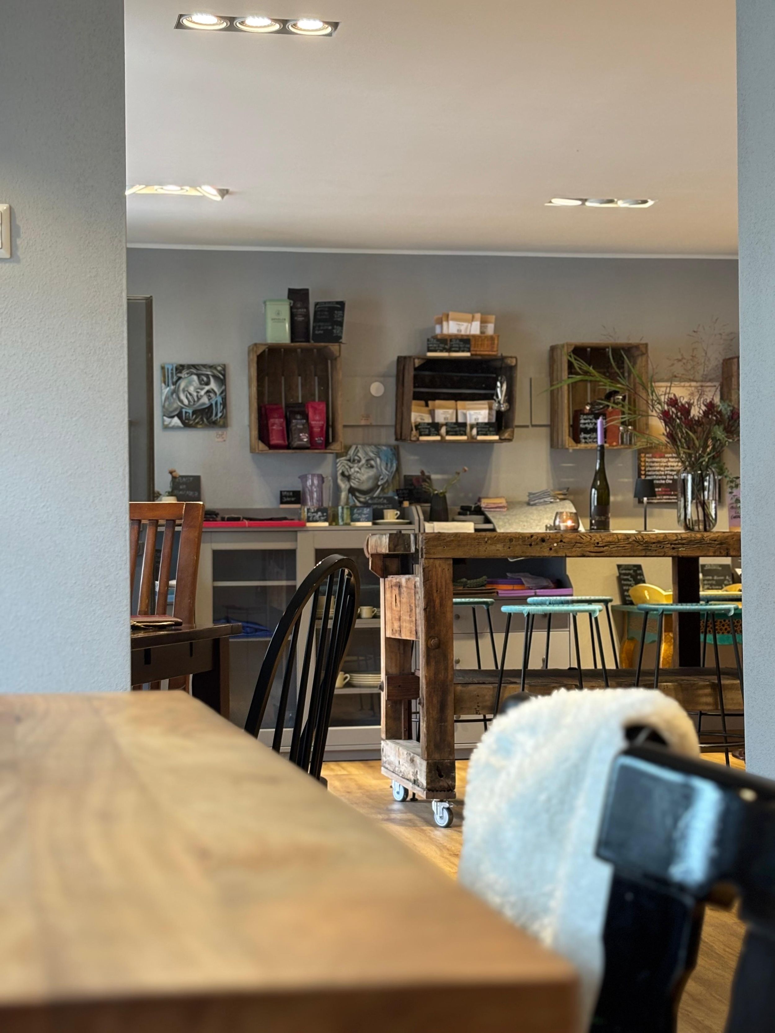 neo-tagesbar-gastraum-hochtisch-ruhpolding-chiemgau