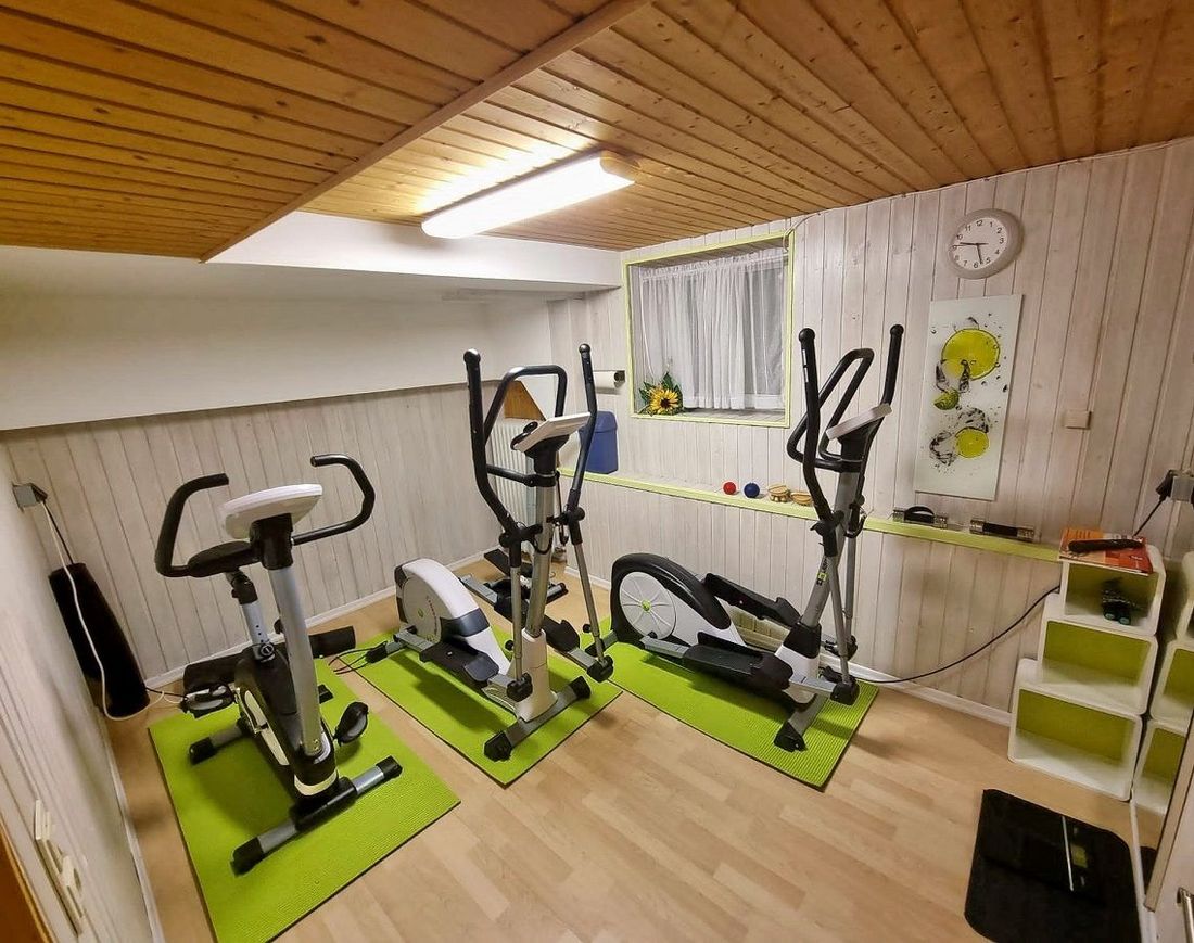 kleiner Fitnessraum mit Ergometer und Crosstrainern