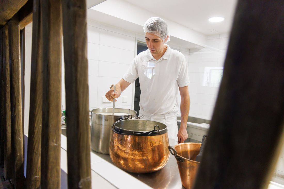 Der Kaser prüft die Temperatur