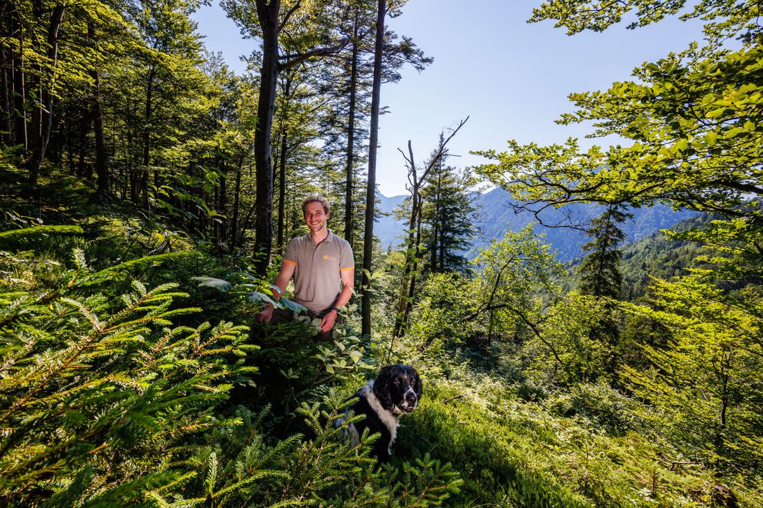 Der Förster zusammen mit seinem Hund
