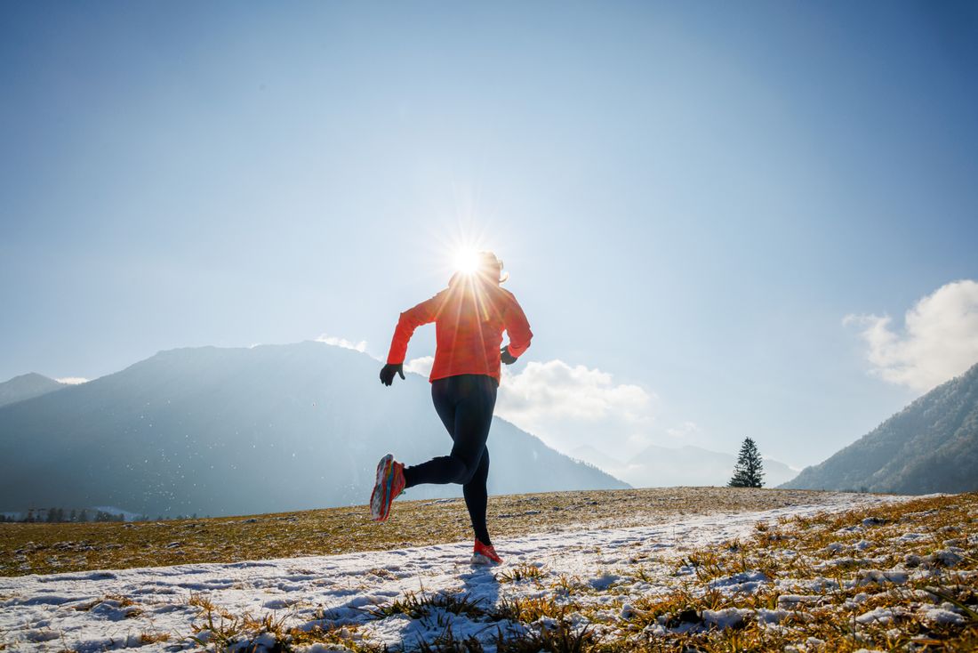 Frau macht Winterjogging