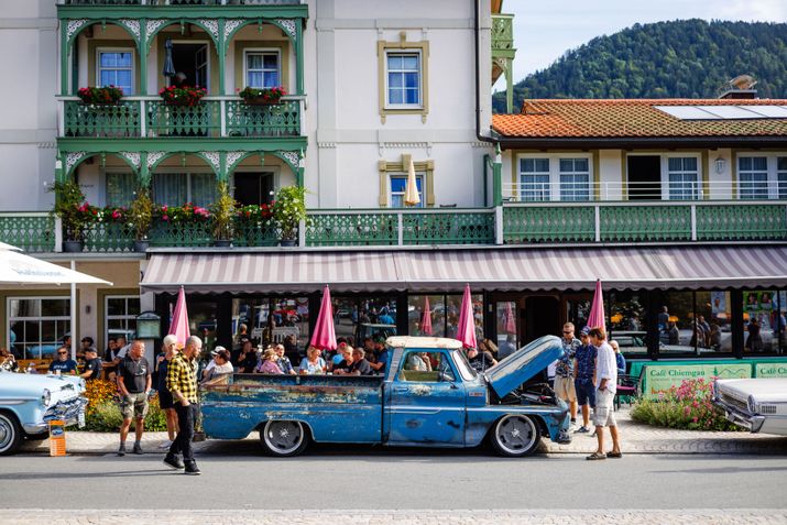 US-Car steht vor dem Café Chiemgau