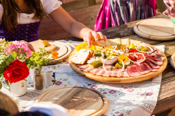 Brotzeit auf der Ruhpoldinger Langerbaueralm