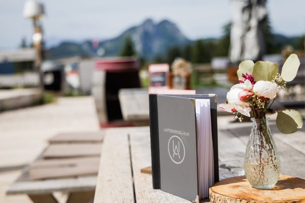 Speisekarte auf einem Tisch auf der Unternberg Alm