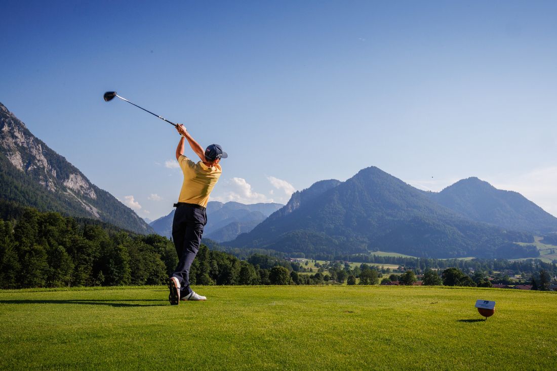 Golfer beim Abschlag