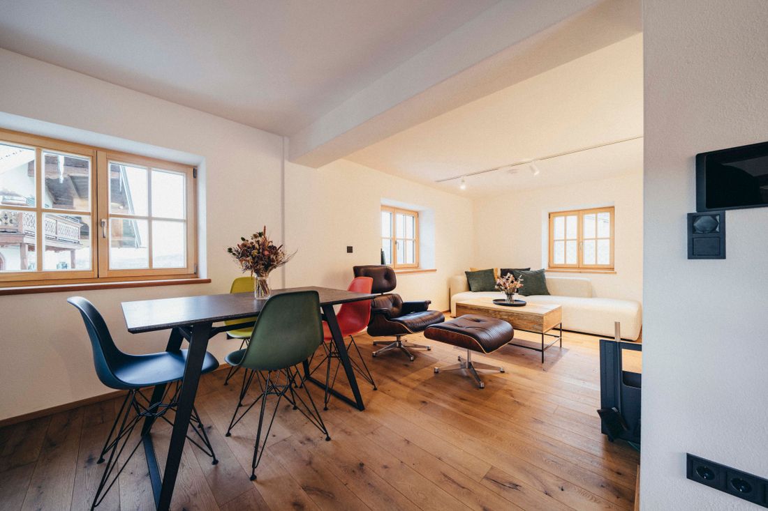 Wohnzimmer mit Esstisch und Hay Couch